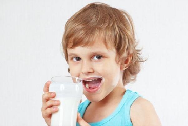 مصرف شیر پرچرب خطر چاقی در بچه ها را کاهش می دهد